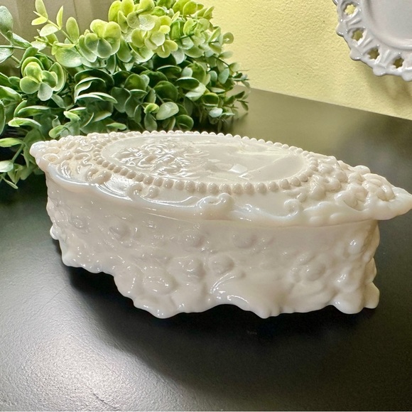 FOSTORIA, JENNY LIND, PRESSED, MILK GLASS, CAMEO, PIN BOX WITH LID. - Picture 4 of 14